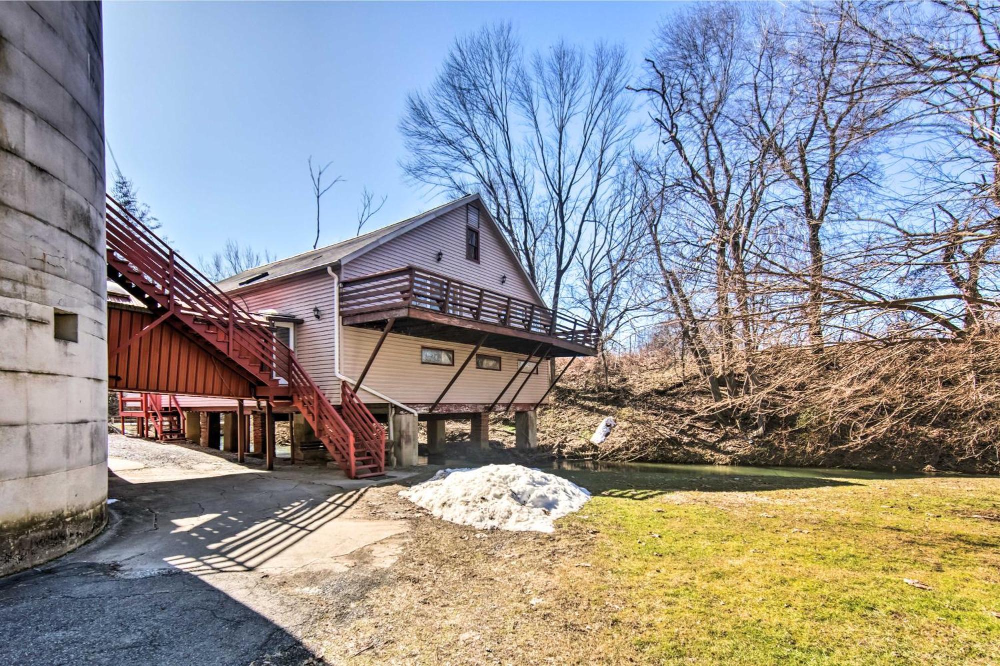 Runningwater Apartment In Lancaster With Deck 外观 照片